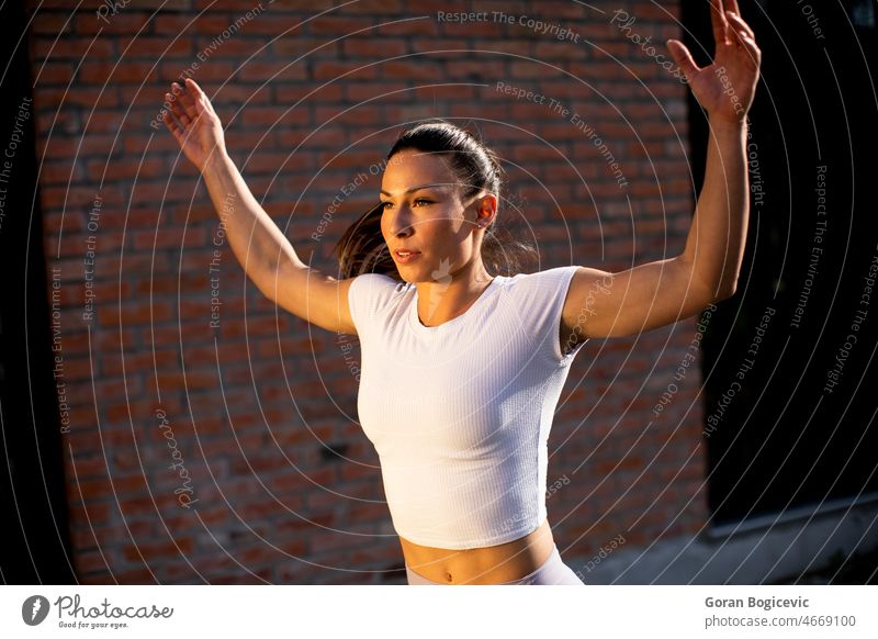 Junge Frau beim Dehnen während des Trainings in einer städtischen Umgebung aktiv Aktivität Erwachsener Athlet attraktiv Körper Pause brünett Kaukasier Großstadt