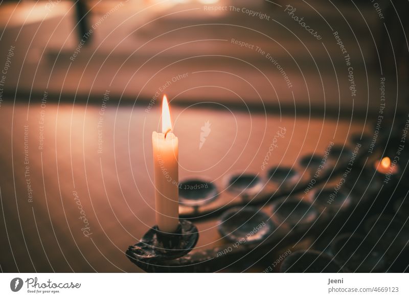 Kerze in Gedenken an einen besonderen Menschen Kirche Licht Hoffnung Kerzenschein Glaube brennen beten Tod erinnern Religion Gebet Trauer Gott Flamme ruhig