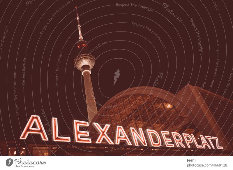 Alexanderplatz bei Nacht Berlin Mitte Hauptstadt Fernsehturm Wahrzeichen leuchten Sehenswürdigkeit U-Bahn dunkel rot Gedeckte Farben Beleuchtung