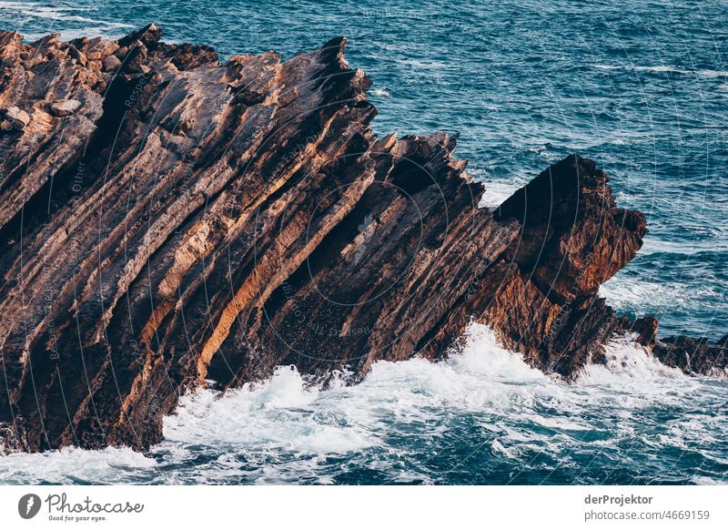 Brandung am Strand auf der Halbinsel Peniche in Portugal mit Felsen Natur Umwelt verlassener Ort Küste Meer Gefühle Einsamkeit grau trist Gedeckte Farben