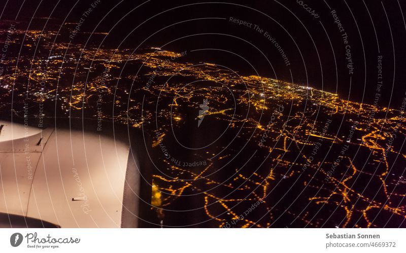 Luftaufnahme aus dem Flugzeugfenster bei Nacht auf Stadtlichter und Turbine Flügel reisen Vogelperspektive Lichter Transport Himmel Reise Fenster hoch Ausflug