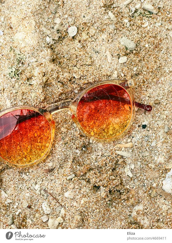 Bunte Sonnenbrille im Sand am Strand. Sommer und Urlaub. bunt Farbverlauf gelb Sommerurlaub Sonnenlicht Ferien & Urlaub & Reisen Tourismus