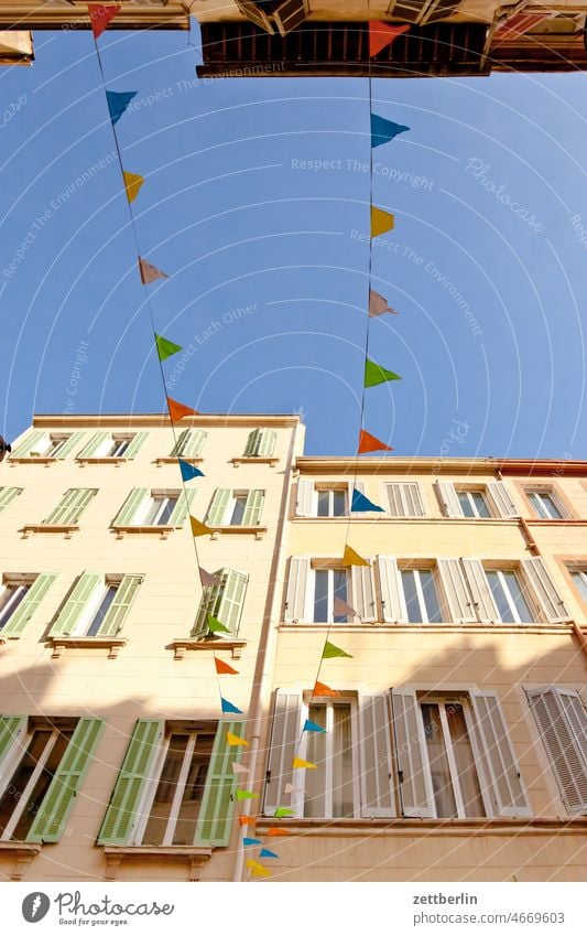 Marseille / Fassaden mit Wimpelketten als Zugabe alt altstadt architektur ferien frankreich historisch innenstadt marseille mittelalter mittelmeer provence