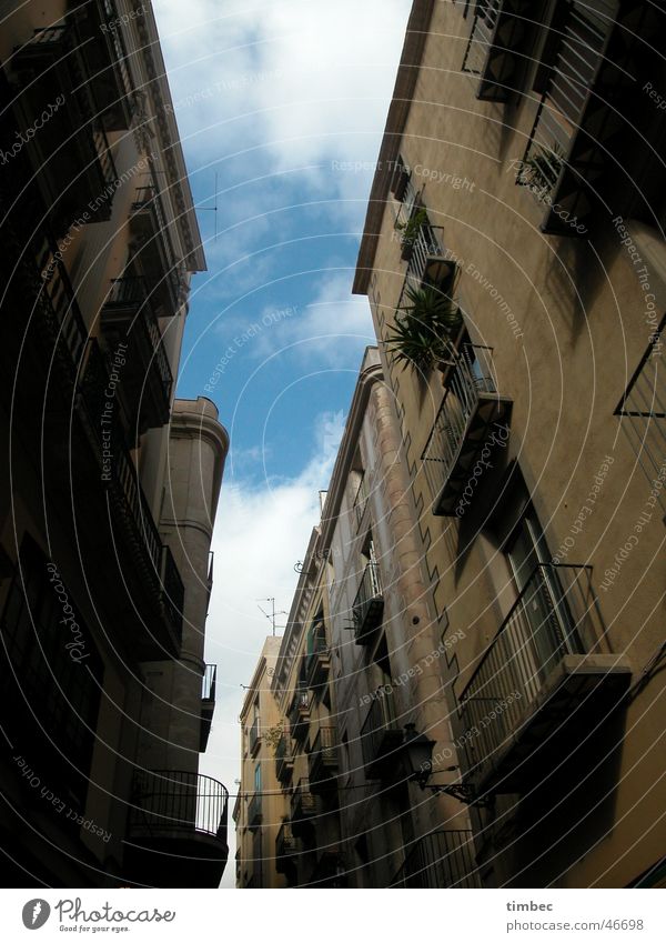 Straßenschlucht Barcelona Spanien Balkon gehen Fenster Spaziergang Kunst spain Himmel street walking Mensch alt old Architektur
