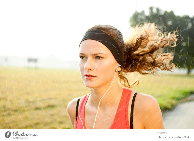 Frau joggt auf Asphalt Straße in der Natur mit Kopfhörern, Portrait, Stirnband Sport Fitness Sport-Training Joggen feminin Junge Frau Jugendliche 1 Mensch