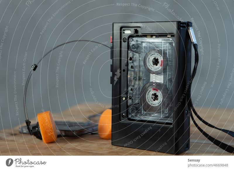Konzept zum Musikhören. Vintage-Kassettenband, Audio-Player und Kopfhörer. zuhören Spieler Klebeband alt stereo mischen altehrwürdig retro Klang Aufzeichnen