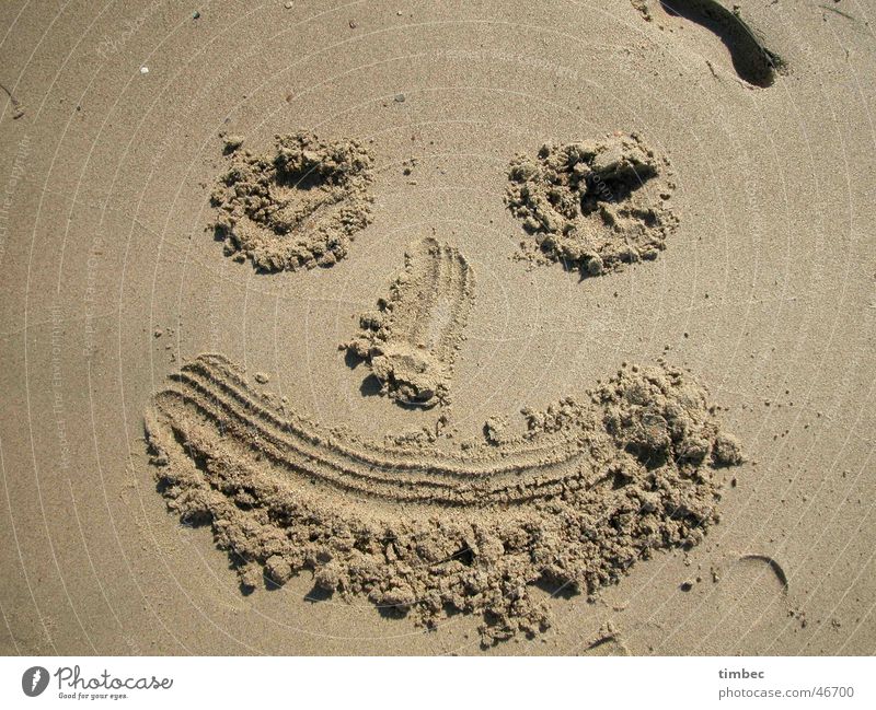 Gesicht 1 Strand grinsen Korn lachen Sand streichen Fuß face Auge Mund Nase Graben Sandmalerei