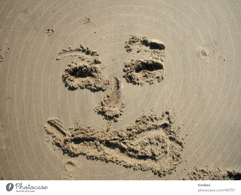 Gesicht 2 Strand grinsen Korn Zunge rausstrecken lachen Sand streichen Fuß face Auge Mund Nase Graben Sandmalerei