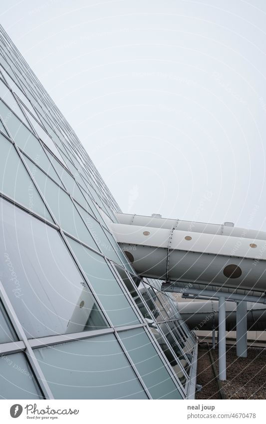 Röhren einer Wasserrutsche dringen in die Fassade aus Stahl und Glas ein Architektur Strukturen & Formen grau geometrisch Komposition Freizeit Tourismus