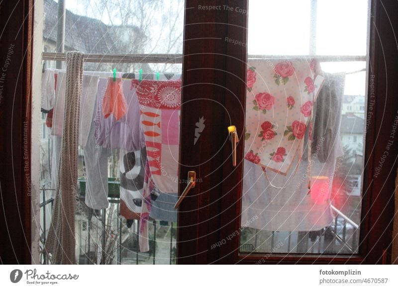 Wäscheleine im Winter auf dem Balkon Waschtag Häusliches Leben Haushalt trocknen Energie sparen hängen frisch kalt Kälteeinbruch Wintertag aufhängen Hausarbeit