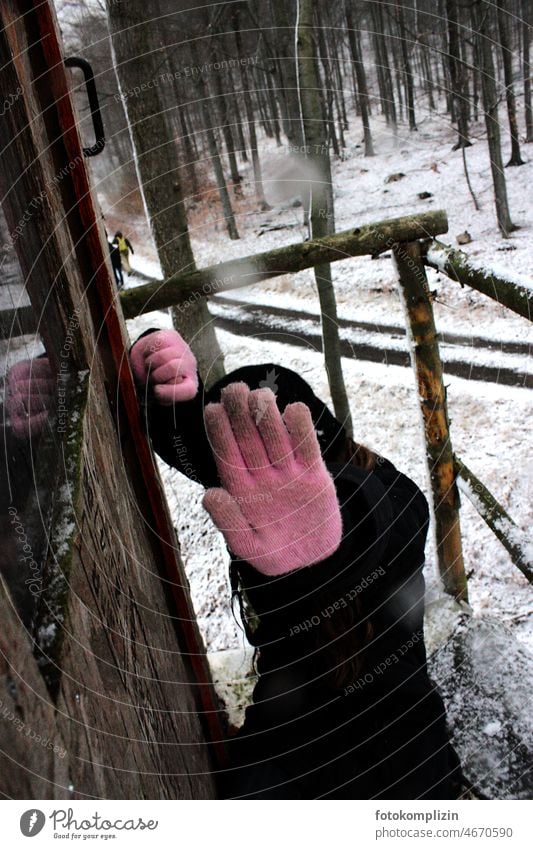 Stop - Kein Foto! - abwehrend rosa Handschuhe in einem verschneiten Wald kein foto stopp Fotografieren verboten nein Frau fotografieren Verbot verstecken