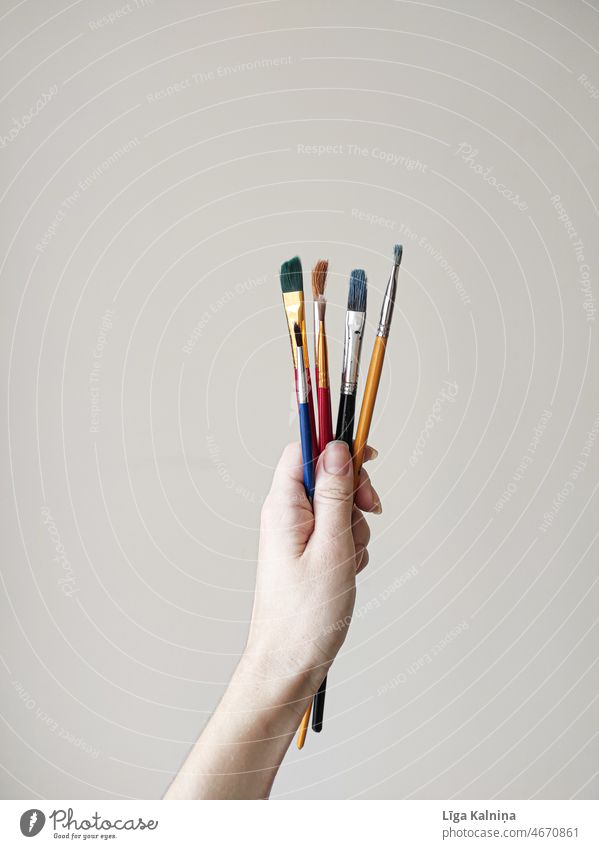 Hand hält Pinsel Pinselblume Farbe Handwerk streichen Kunst malen Gemälde Renovieren Kreativität Anstreicher Fröhlichkeit Kunstwerk zeichnen Freizeit & Hobby