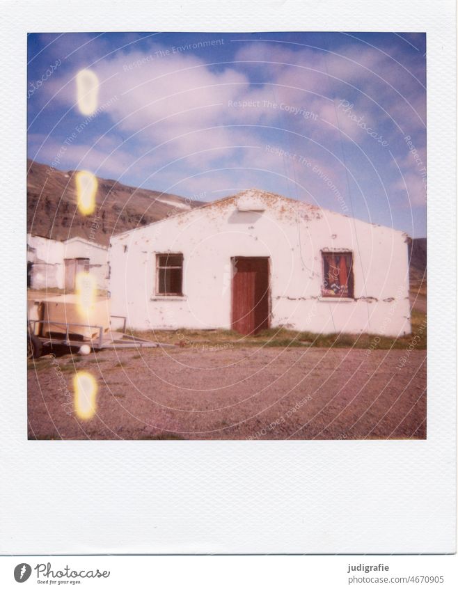 Isländisches Haus auf Polaroid Island Gebäude Hütte Häusliches Leben verweilen Schuppen Scheune Einsamkeit Natur Eingang Fenster Tür Stimmung