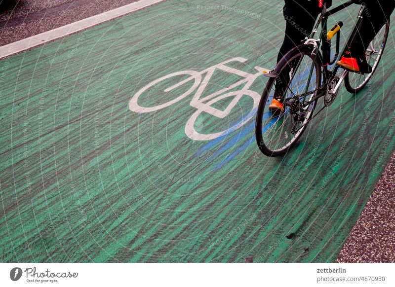 Fahrrad auf dem Fahrradweg abbiegen absteigen asphalt aufsteigen bremsspuren fahrbahnmarkierung fahrrad fahrradweg hauptstraße hinweis kante linie links navi