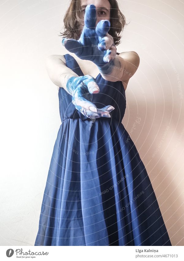 Frau in blauem Kleid mit blauer Farbe an den Händen Porträt Mensch Gesicht Junge Frau Erwachsene feminin Jugendliche schön Waffen Kunst unordentlich