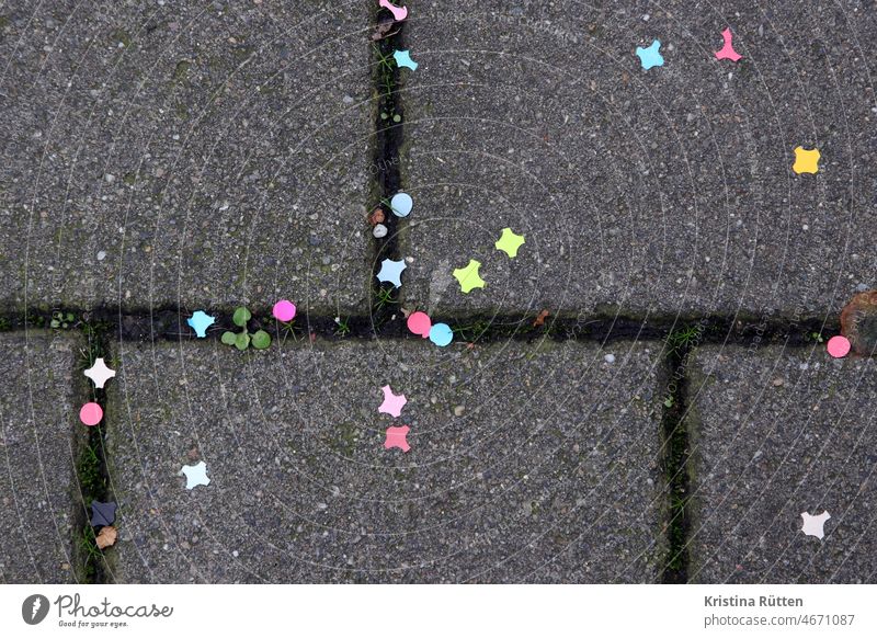 konfetti auf dem gehweg boden bürgersteig karneval silveser party papier schnipsel papierschnipsel papierfetzen bunt farbig fasching neujahr hochzeit