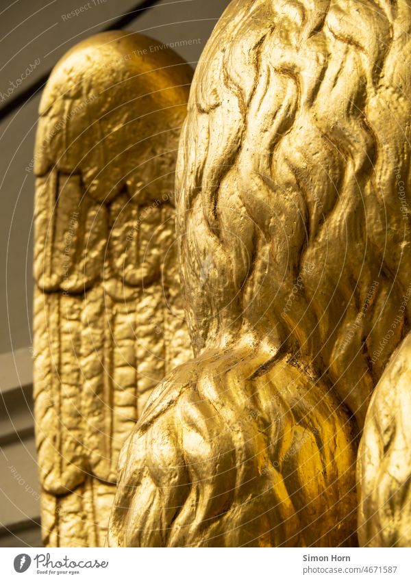 Goldene Oberfläche Flügel Lichtblick Statue gold fliegen Abheben Engel mechanisch Auftrieb Schatten Form Wegweiser lichtquelle Verdrängung Luftstoß Fantasie