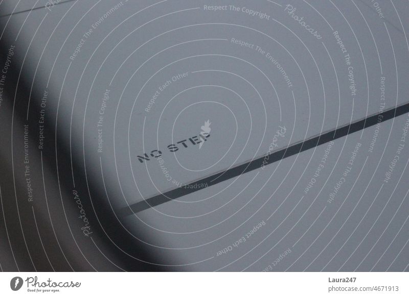 Schriftzug "No Step" auf einem Flugzeugflügel no step Linie grau weiß Wörter Buchstaben Aussage seriös streng