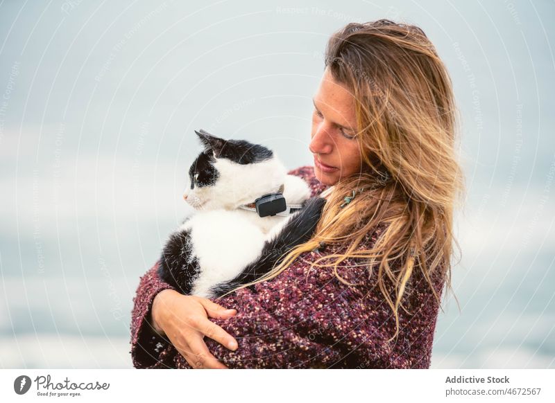 Frau hält Katze in der Nähe der Meeresküste Besitzer heimisch Angebot Haustier Liebe Natur Halt Kraulen Seeküste Tier MEER Zusammensein katzenhaft Fell Küste