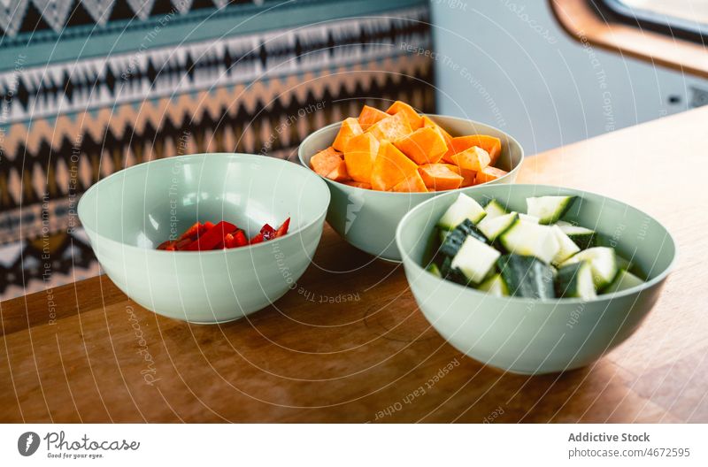 Schalen mit geschnittenem Gemüse für den Kochvorgang Kürbis Salatgurke Scheibe Kleintransporter frisch Bestandteil rote Paprika Gesundheit rv Wohnwagen