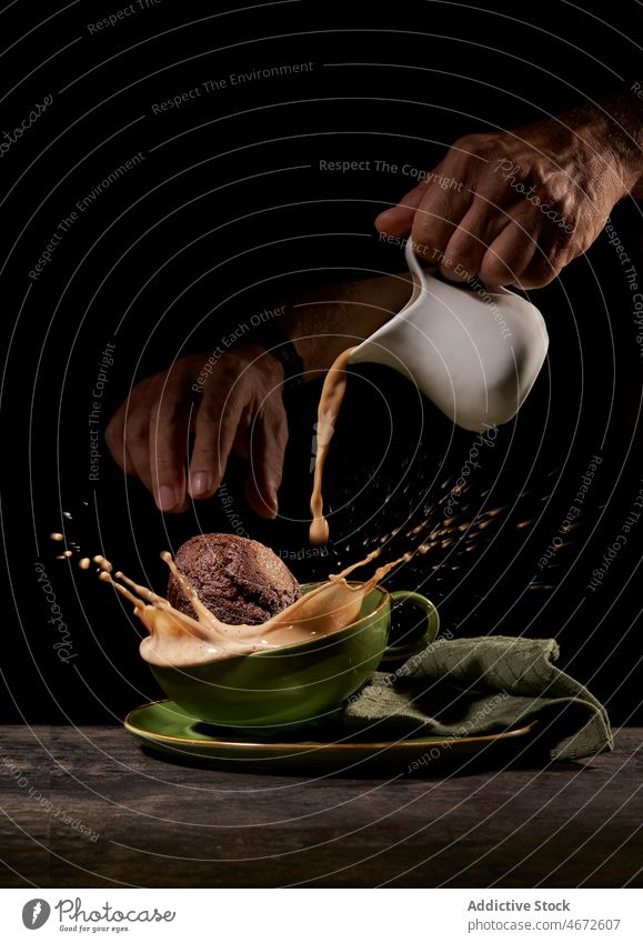 Unbekannte Person wirft Kekse in Becher werfen Dessert süß Kaffee Heißgetränk Frühstück platschen Koffein frisch Küche Tasse geschmackvoll lecker Tisch Energie