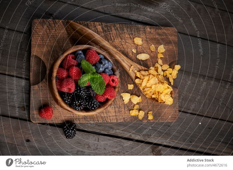 Cornflakes neben Schale mit Beeren süß Frühstück Müsli gesunde Ernährung Lebensmittel Vitamin Morgen Küche Geschmack geschmackvoll Schalen & Schüsseln