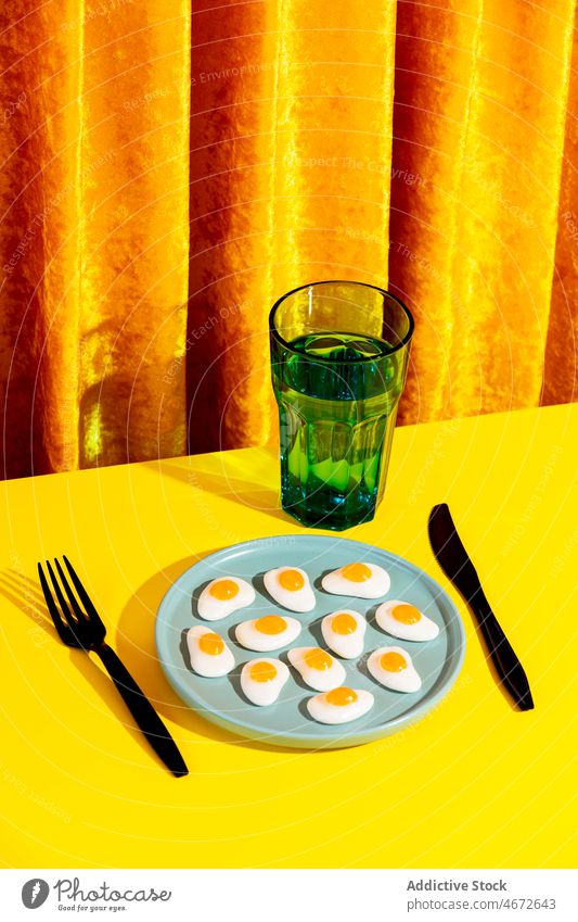 Teller mit Gelee-Eiern gelber Tisch Götterspeise Gabel Ernährung Lebensmittel Serviette gekocht Mahlzeit Bestandteil Gesundheit süß Marmelade geschmackvoll