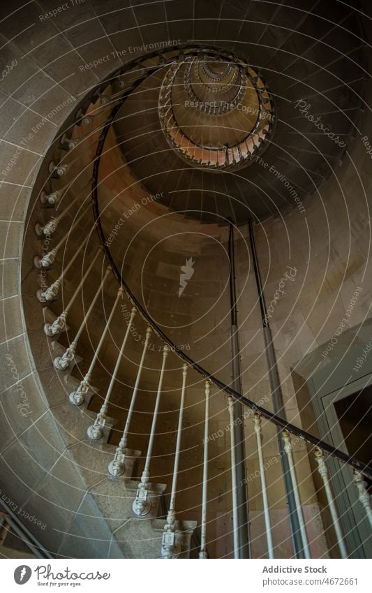 Lange Wendeltreppe im Turm Spirale Treppenhaus Schritt Design Stil Stock altmodisch altehrwürdig Reling retro Innenbereich lang geräumig Licht sehr wenige