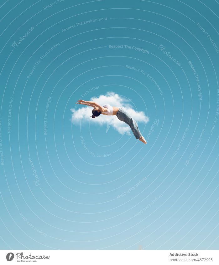 Anonyme Frau vollführt Salto hoch in der Luft Artist Überschlag Stunt Trick Sport Blauer Himmel extrem akrobatisch üben Fähigkeit ausführen Sommer Dame aktiv