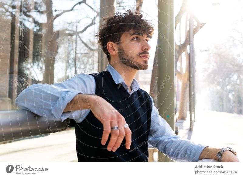 Ernster hispanischer Mann auf der Straße Stil Großstadt elegant Vorschein Bekleidung nachdenklich Outfit urban männlich selbstbewusst gutaussehend Vollbart