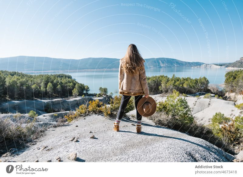 Frau steht auf einem Felsen und bewundert die Natur See bewundern Landschaft Ufer Freiheit nachdenken Umwelt Berge u. Gebirge Hochland Oberbekleidung