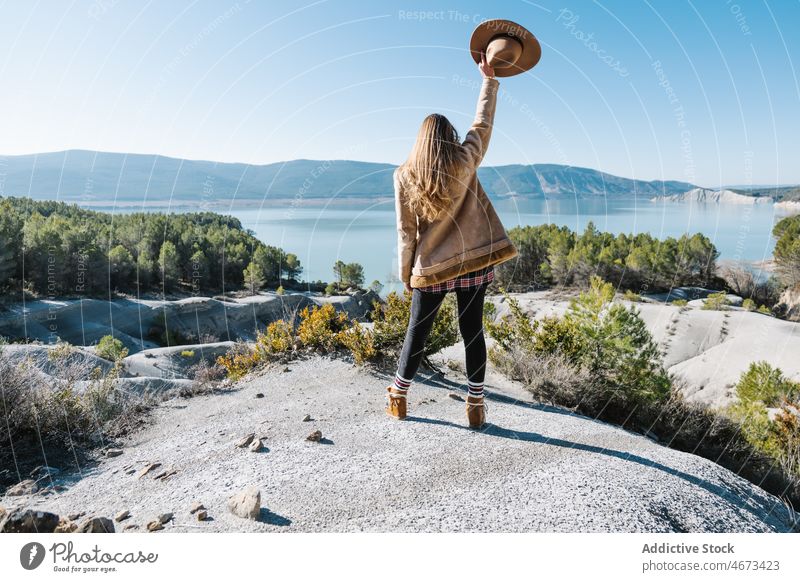 Frau steht auf einem Felsen und bewundert die Natur See bewundern Landschaft Ufer Freiheit nachdenken Umwelt erhobener Arm Berge u. Gebirge Hochland