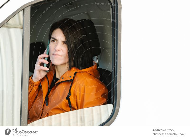 Frau spricht im Lkw mit Smartphone Fahrer Telefonanruf Gespräch diskutieren Lastwagen Verkehr Arbeit logistisch Talkrunde verteilen professionell Job Fahrzeug