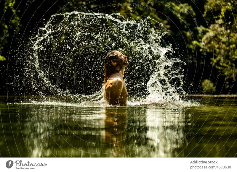 Männlicher Tourist, der seinen Urlaub im See genießt Mann Flip platschen Spritzer Fluss Wasser Erholung Resort Reisender lange Haare Vollbart Teich Frau