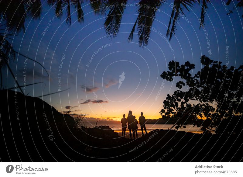 Anonyme Menschen am Ufer bei Sonnenuntergang Tourist Resort Strand ruhen Küste tropisch MEER Natur Abend dunkel obskur Silhouette Wasser Pflanze Sommer Rippeln