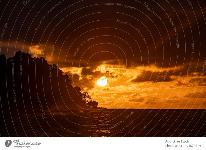 Sonnenuntergangshimmel über ruhiger See Meereslandschaft MEER Himmel Dämmerung Abenddämmerung Natur wolkig malerisch Landschaft Tourismus Uferlinie Resort