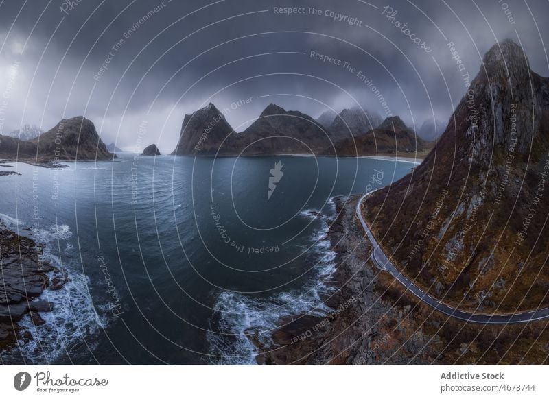 Meer wäscht felsige Küste in Norwegen Wasser MEER bedeckt Inselgruppe Berge u. Gebirge Klippe Natur Hafengebiet Felsen Gezeiten Strand Vik Stein trist lofoten