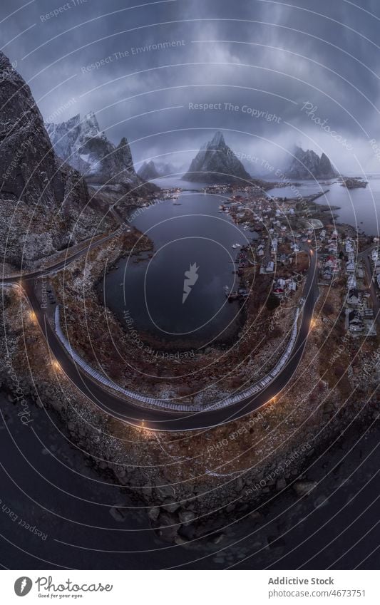 Lofoten-Inseln in der Nähe von Felsenklippen Inselgruppe Gebäude MEER Wasser Stadt Berge u. Gebirge Klippe Winter Schnee Raureif Reim Küste Hafengebiet