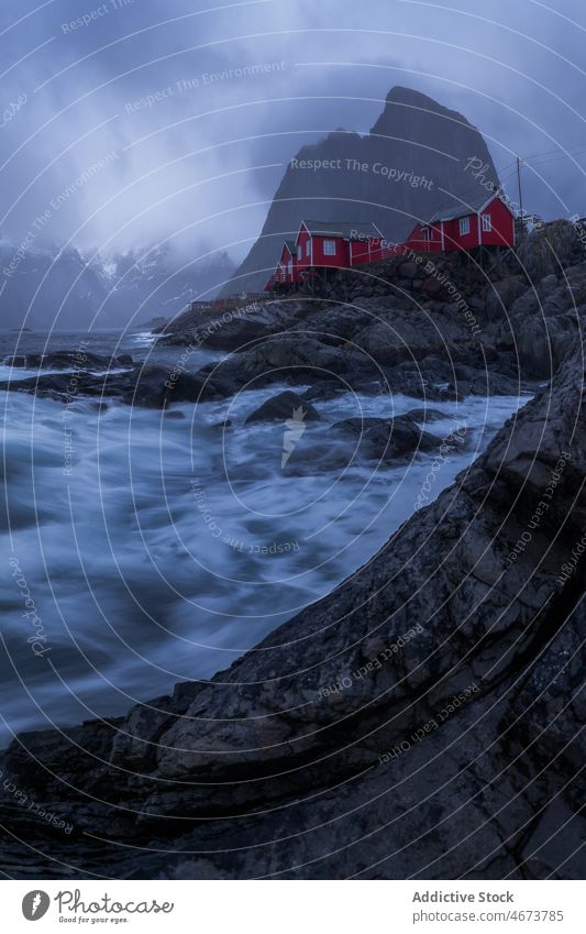 Stürmische See mit schäumendem Wasser und felsiges Ufer mit Hütten MEER stürmisch Berge u. Gebirge Natur atemberaubend Norwegen Insel lofoten Klippe Küste