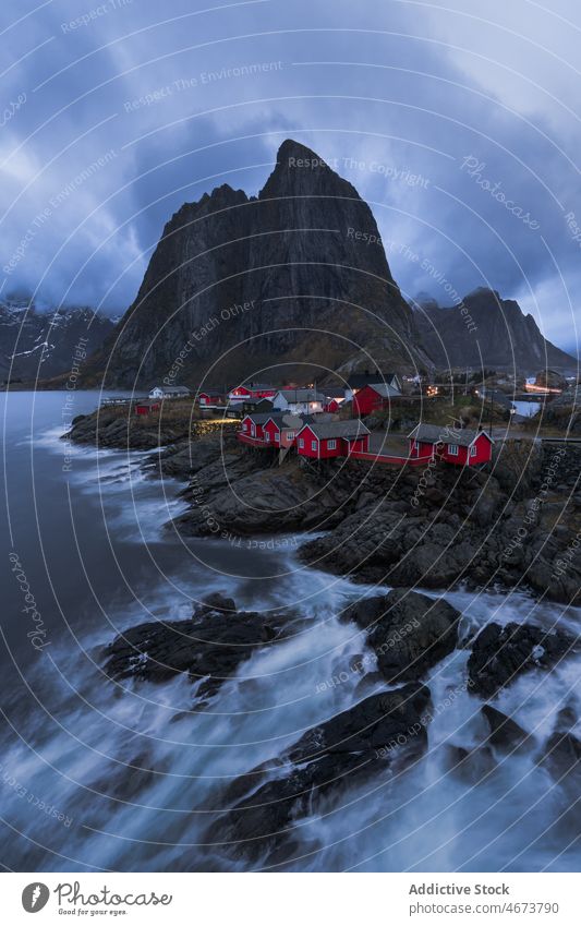 Stürmische See mit schäumendem Wasser und felsiges Ufer mit Hütten MEER stürmisch Berge u. Gebirge Natur atemberaubend Norwegen Insel lofoten Klippe Küste