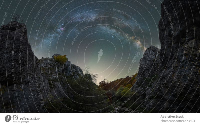 Erstaunliche Szenerie des Nachthimmels in den Bergen Landschaft Berge u. Gebirge sternenklar Himmel Hochland Felsen dunkel guadarrama Nationalpark Stern Natur