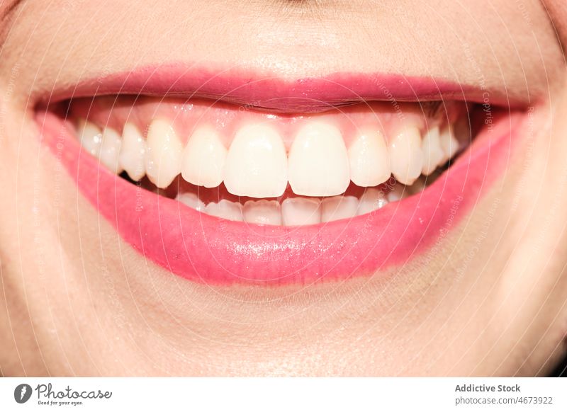 Anonyme Frau mit zahnigem Lächeln Zahnfarbenes Lächeln Gesicht Lippe Glück positiv froh Freude Stimmung feminin genießen Optimist zufrieden hell Dame Inhalt