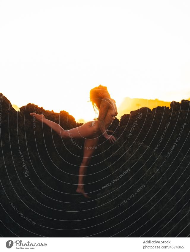 Unerkennbare nackte Frau beim Yoga im Meer sexuell Verlockung MEER Sonnenuntergang Asana Wasser Figur provokant verführerisch Natur Abend sinnlich schlank Ufer