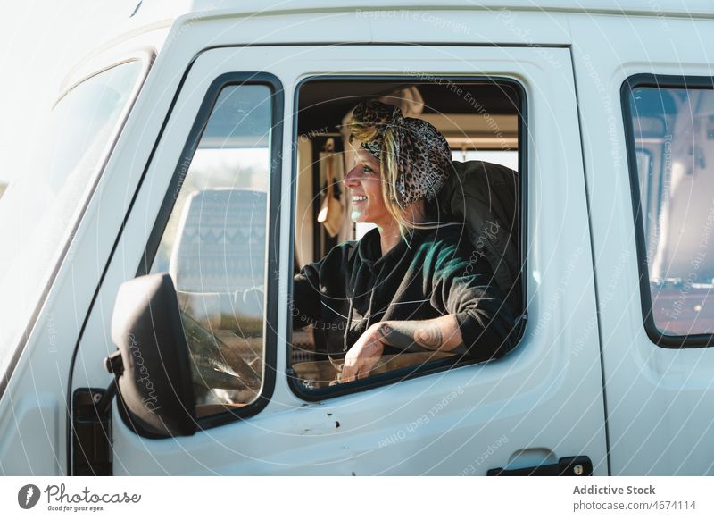 Durch das Fenster einer positiven Frau im Campingbus ruhen Erholung Reisender Wohnmobil Kleintransporter Autoreise reisen Laufwerk Fahrer Anhänger Fahrzeug