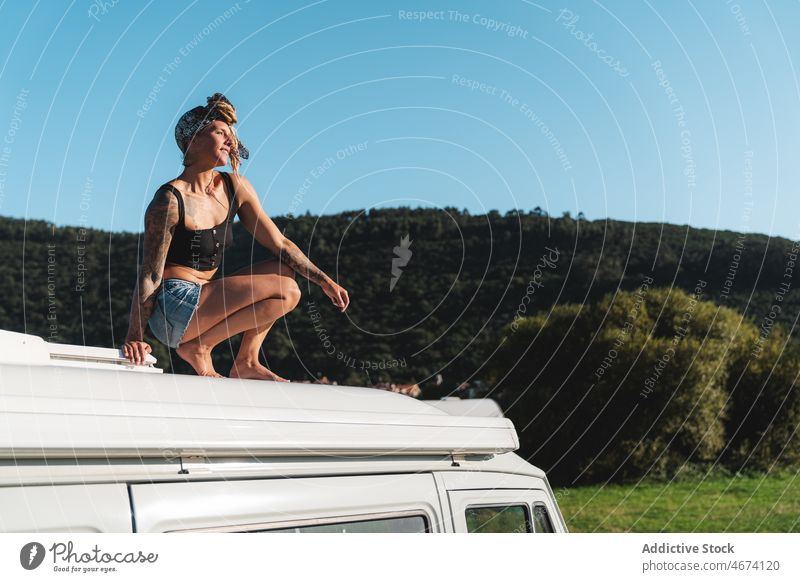 Hipster-Frau auf Campingwagen sitzend ruhen Erholung Reisender Wohnmobil nachdenklich Kleintransporter Autoreise reisen sorgenfrei Hippie Natur besinnlich