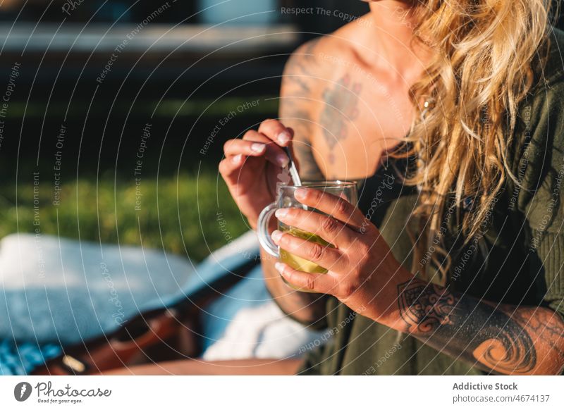 Anonyme Frau trinkt Tee in der Nähe eines Campingwagens Heißgetränk Getränk ruhen Erholung Reisender Wohnmobil Kleintransporter Autoreise Hippie Anhänger reisen