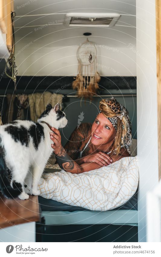 Positive Frau in der Nähe der Katze im Lieferwagen Besitzer Reisender Haustier Tier katzenhaft Wohnmobil Kreatur Autoreise Anhänger reisen Kleintransporter