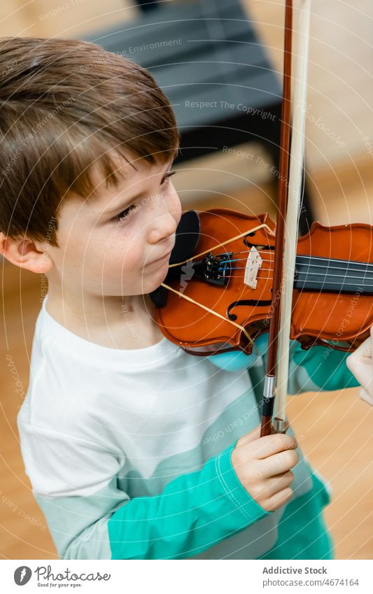 Kleiner Junge spielt Geige im Musikunterricht Kind spielen wenig Klasse Lektion Musiker Instrument Bildung Schleife Schule lernen Klassenraum Kindheit klassisch
