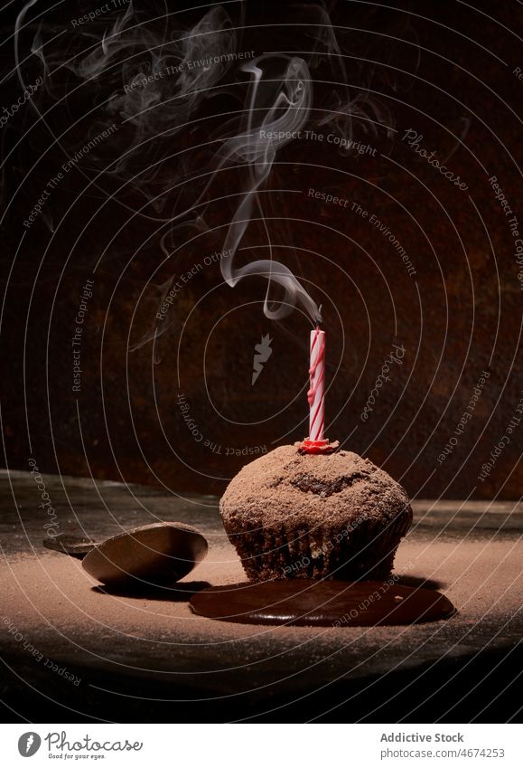 Leckerer Muffin mit rauchender Geburtstagskerze Kerze Feiertag Dessert süß gebacken Gebäck Konditorei Veranstaltung schwelgen Leckerbissen lecker geschmackvoll
