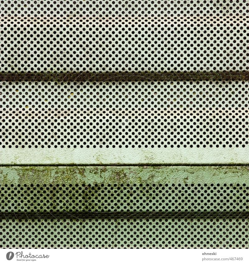 Lochfraß Menschenleer Mauer Wand Fassade Lochblech Blech trist grün Grünspan Farbfoto Gedeckte Farben Außenaufnahme abstrakt Muster Strukturen & Formen